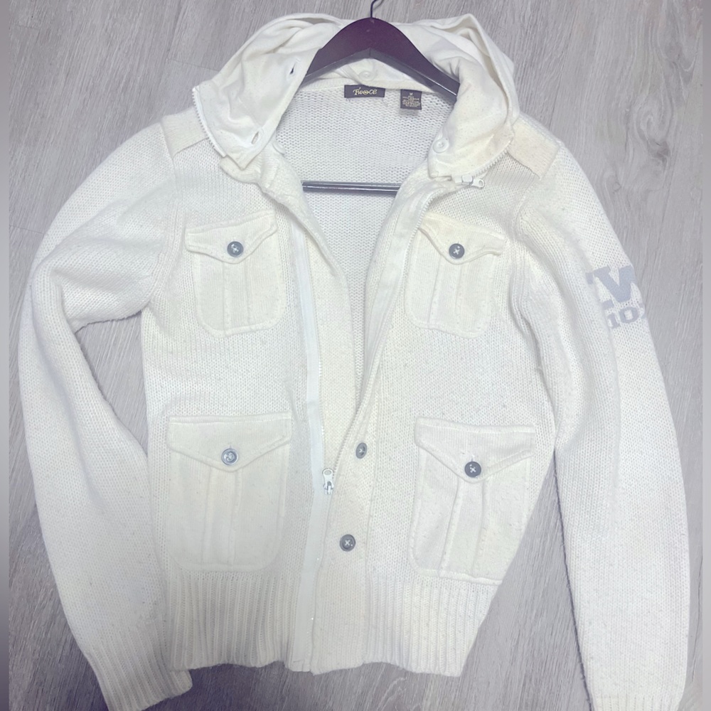 Men’s Fall Cardigan. Off white color. 4 front pockets. Zipper/button front